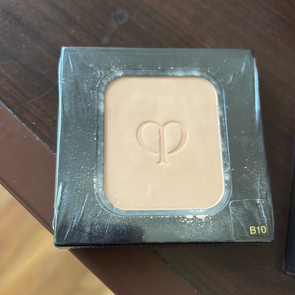 Clea de Peau Powder perfected refill color B10, 020 sealed new each one 30